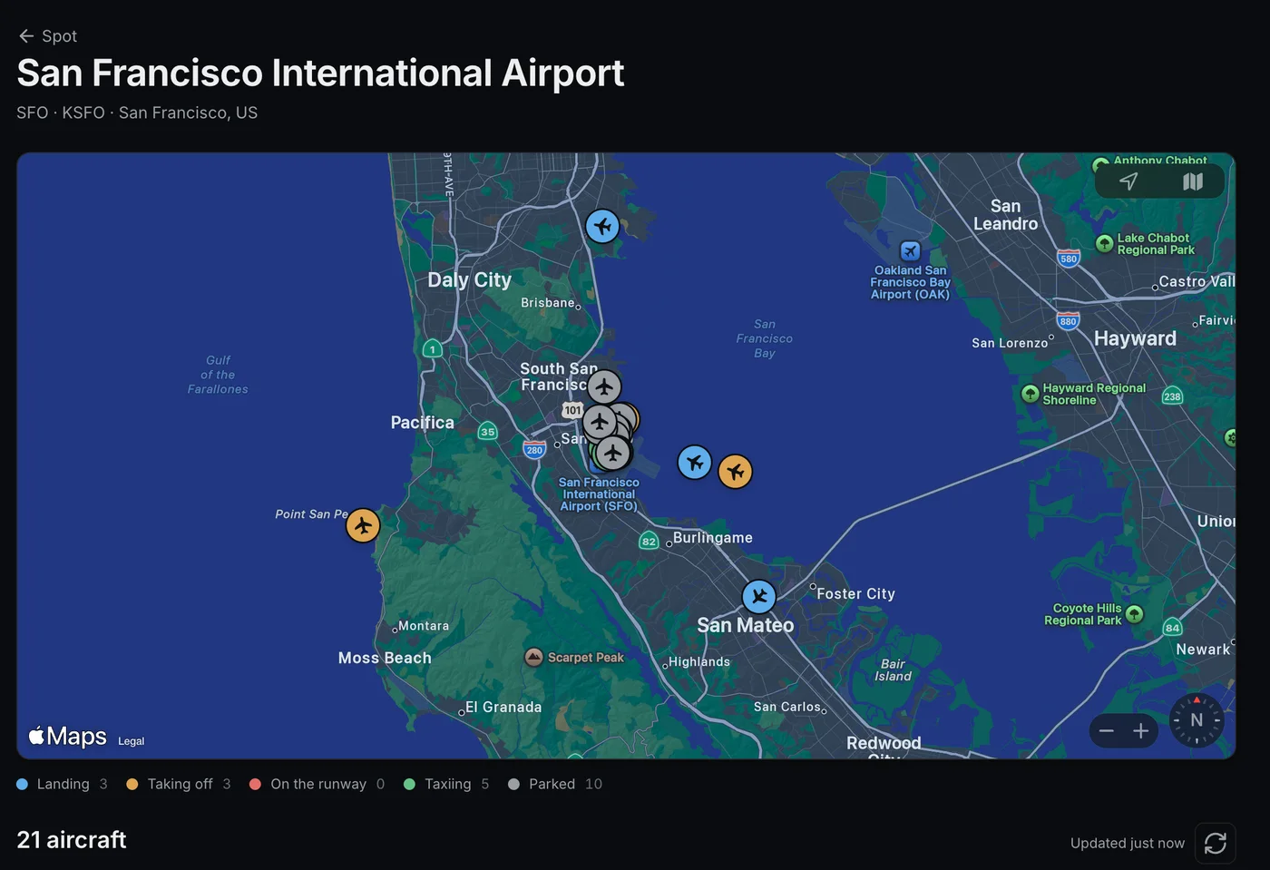 The airport board at San Francisco International: 21 aircraft on a map, marked as landing, taking off, taxiing or parked.
